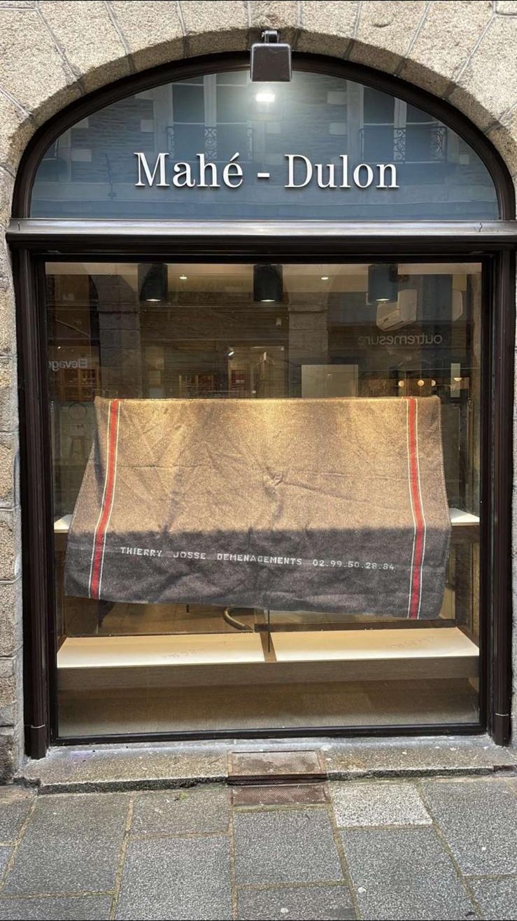 Vitrine de commerce mise en sécurité avec un pannage provisoire